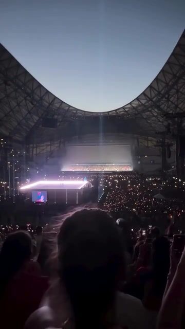 En un show en Marsella, 'Explícale' de Bad Bunny y Yandel sonó en vivo como tema exclusivo. La canción tiene versiones remix con Noriel, Cosculluela y Brytiago, y es buscada por su letra y colaboraciones únicas.
